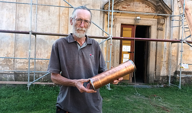 Velký objev na Teplicku. Rozstřílená kostelní báň ukrývala i minci Ludvíka XIV.
