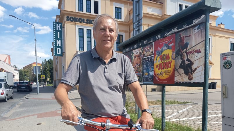 Veterán mezi promítači vozil filmy k vlaku na kole aneb Digitalizace zničila stovky kin 