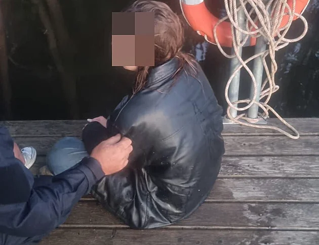 Pomoc, někdo se tu topí, slyšeli policisté nad ránem. Z řeky zachránili opilou ženu