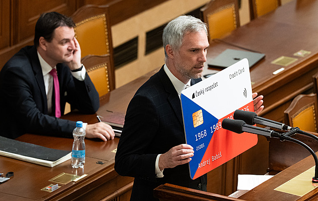 Hřib přinesl do Sněmovny „Babišovu kreditku“ a varoval před zdražením hypoték